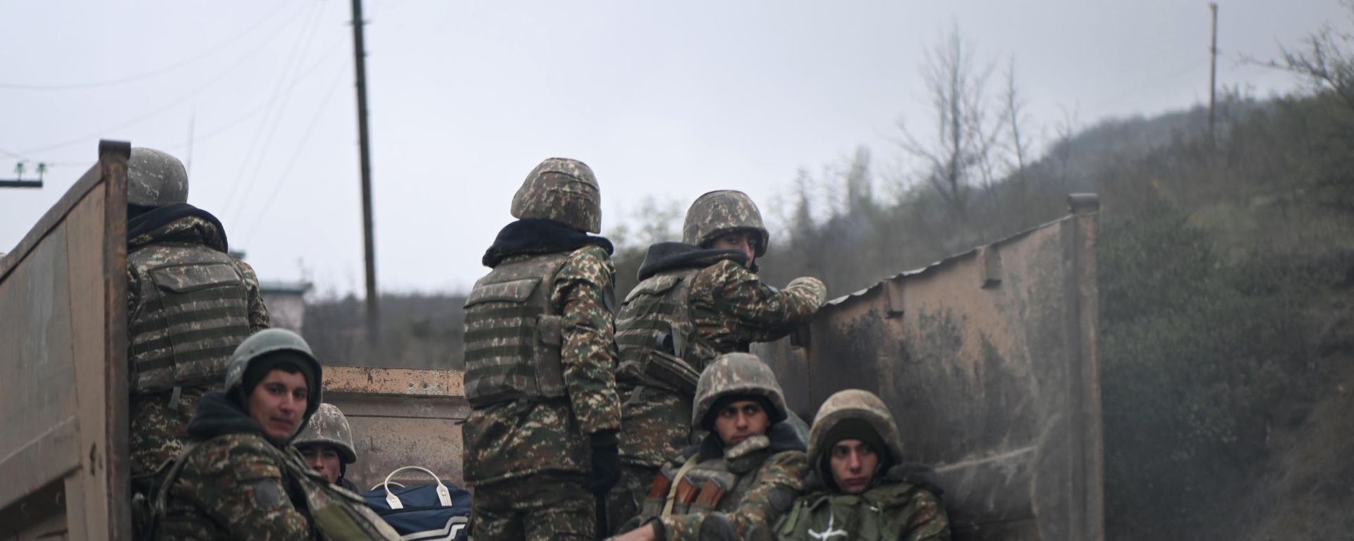 Армянские военнослужащие в грузовом автомобиле, фото из архива - Sputnik Азербайджан, 1920, 16.11.2021