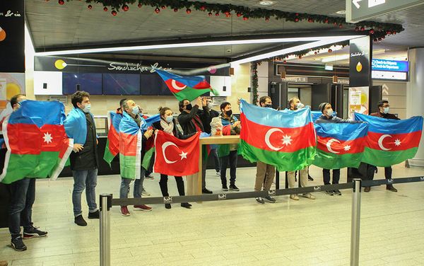 В аэропорту Люксембурга встречают футболистов и тренерский штаб сборной Азербайджана - Sputnik Азербайджан