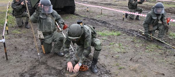 Саперы во время демонстрации работы по разминированию  - Sputnik Азербайджан