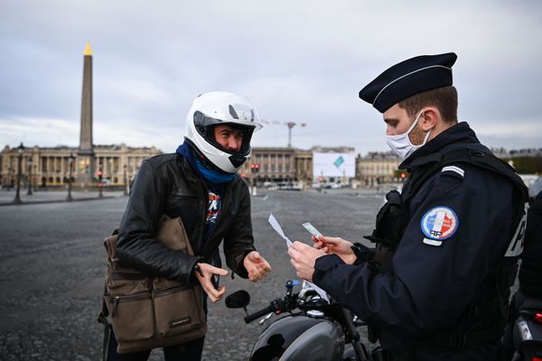Французский полицейский проверяет документы мотоциклиста на площади Согласия в Париже, Франция - Sputnik Азербайджан