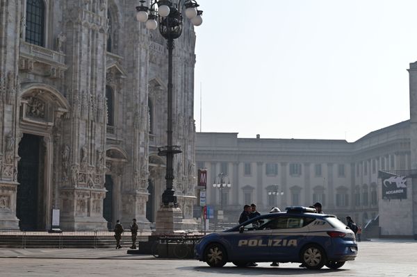 Солдаты итальянской армии и полицейские перед собором Дуомо в центре Милана - Sputnik Азербайджан