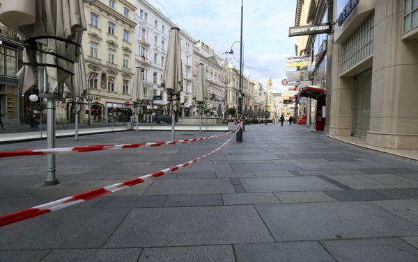 Закрытые кафе в пешеходной зоне во время локдауна, объявленного правительством в связи с коронавирусом в Вене, Австрия - Sputnik Азербайджан