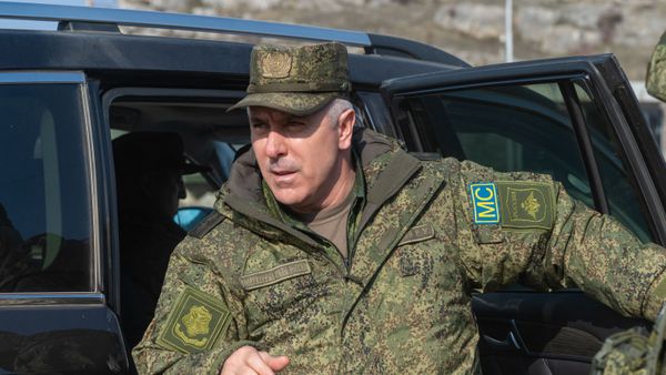 Командующий российскими миротворцами, генерал-лейтенант Рустам Мурадов на блокпосту в Лачинском коридоре, фото из архива - Sputnik Азербайджан
