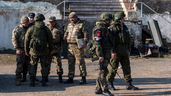 Военнослужащие азербайджанской армии с российскими миротворцами в Лачинском коридоре, фото из архива - Sputnik Азербайджан
