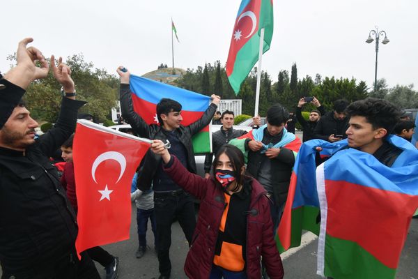 Граждане Азербайджана в поселке Кузанлы, временном административном центре Агдамского района. Административно Агдамский район входит в состав Азербайджана - Sputnik Азербайджан