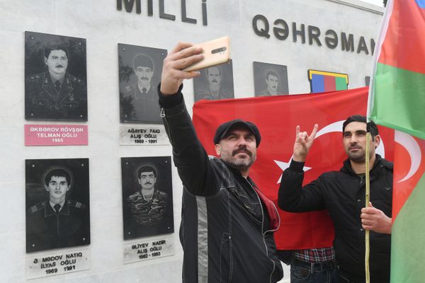 Граждане Азербайджана в поселке Кузанлы, временном административном центре Агдамского района. Административно Агдамский район входит в состав Азербайджана - Sputnik Азербайджан