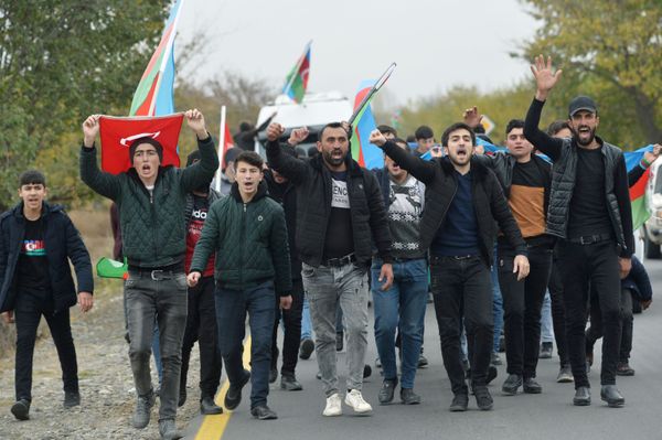 Граждане Азербайджана в поселке Кузанлы, временном административном центре Агдамского района. Административно Агдамский район входит в состав Азербайджана  - Sputnik Азербайджан