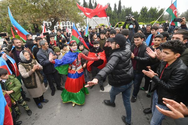 Граждане Азербайджана в поселке Кузанлы, временном административном центре Агдамского района. Административно Агдамский район входит в состав Азербайджана  - Sputnik Азербайджан