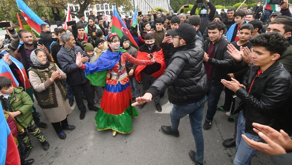 Граждане Азербайджана в поселке Кузанлы, временном административном центре Агдамского района. Административно Агдамский район входит в состав Азербайджана  - Sputnik Азербайджан