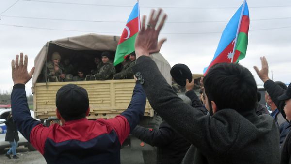 Люди встречают подразделения азербайджанской армии в Агдамском районе. Административно Агдамский район входит в состав Азербайджана. - Sputnik Азербайджан