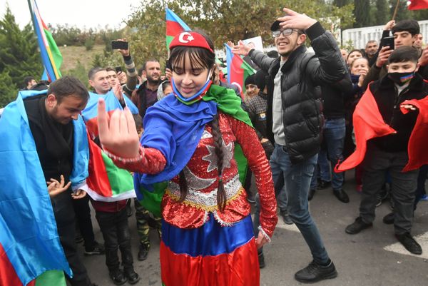 Граждане Азербайджана в поселке Кузанлы, временном административном центре Агдамского района. Административно Агдамский район входит в состав Азербайджана.  - Sputnik Азербайджан