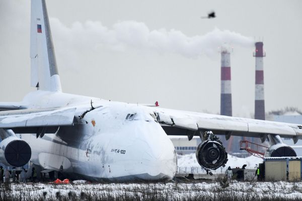 Грузовой самолет Ан-124, выкатившийся за взлётно-посадочную полосу, в новосибирском международном аэропорту Толмачево - Sputnik Азербайджан