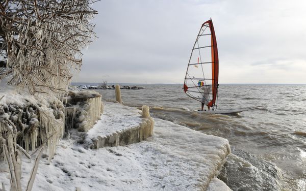 Спортсмен-виндсерфер Александр Орлов закрывает сезон на доске на Обском водохранилище, Новосибирск - Sputnik Азербайджан