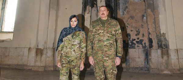 Prezident İlham Əliyev və birinci xanım Mehriban Əliyeva işğaldan azad edilmiş Ağdam şəhərində - Sputnik Азербайджан