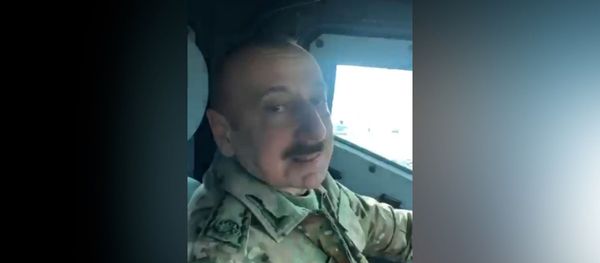 Ни одного уцелевшего здания - видео поездки Ильхама Алиева и Мехрибан Алиевой в Агдам - Sputnik Азербайджан