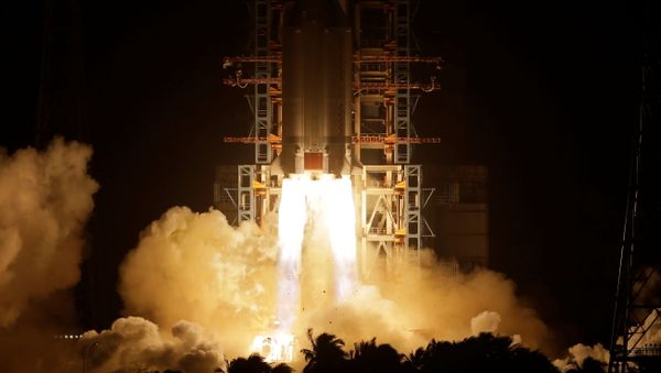 Ракета Long March-5 Y5 с лунным зондом Chang'e-5 взлетает с космодрома Вэньчан, Китай - Sputnik Азербайджан