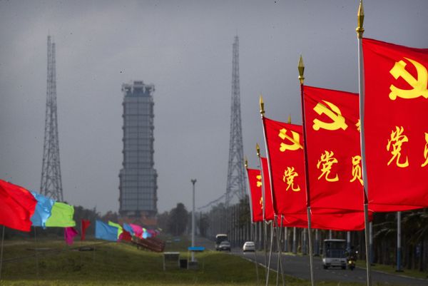 Флаги по дороге к стартовой площадке на космодроме Вэньчан - Sputnik Азербайджан