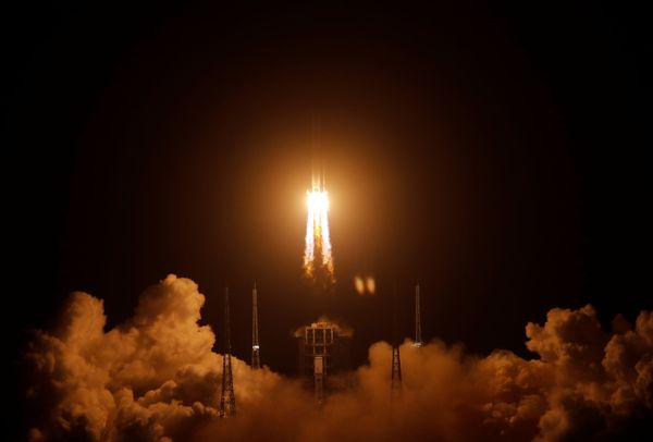 Ракета Long March-5 Y5 с лунным зондом Chang'e-5 взлетает с космодрома Вэньчан, Китай - Sputnik Азербайджан