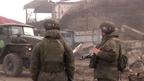 Российские миротворцы обеспечивают безопасность движения автотранспорта по Лачинскому коридору - Sputnik Азербайджан