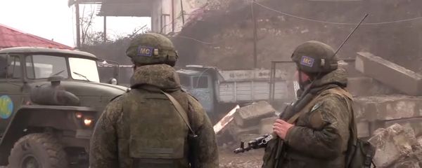 Российские миротворцы обеспечивают безопасность движения автотранспорта по Лачинскому коридору - Sputnik Азербайджан