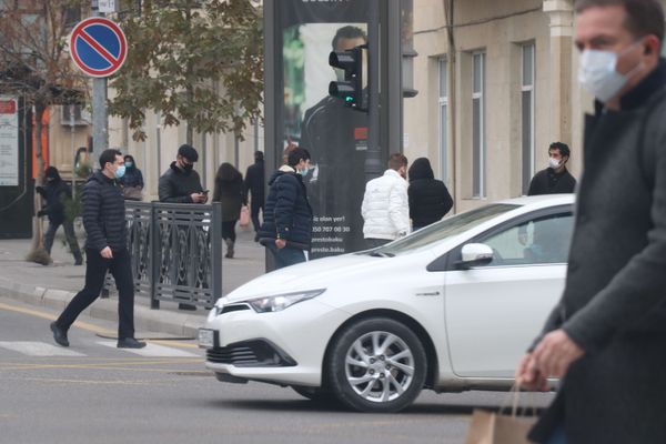 Носить или не носить: некоторые жители Баку неохотно следуют новому правилу карантина - Sputnik Азербайджан