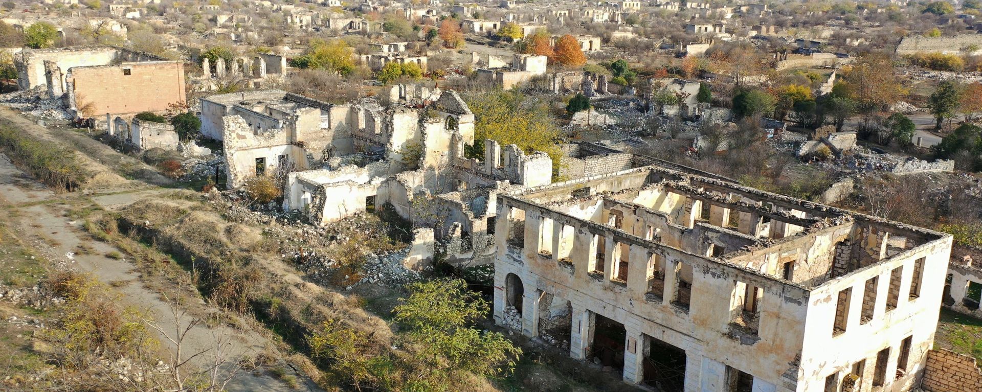 Dağıdılmış Ağdam şəhərinə mənzərə - Sputnik Азербайджан, 1920, 03.04.2021