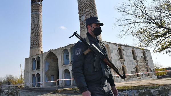 Сотрудник правоохранительных органов Азербайджага в Карабахе, фото из архива - Sputnik Азербайджан