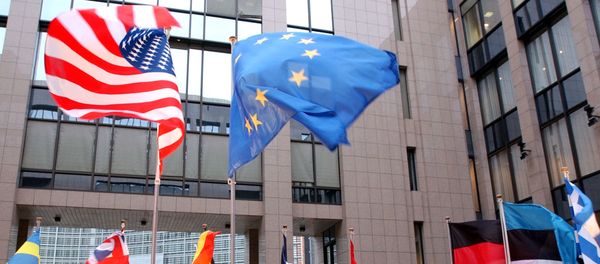 Флаги США и ЕС в Брюсселе - Sputnik Азербайджан