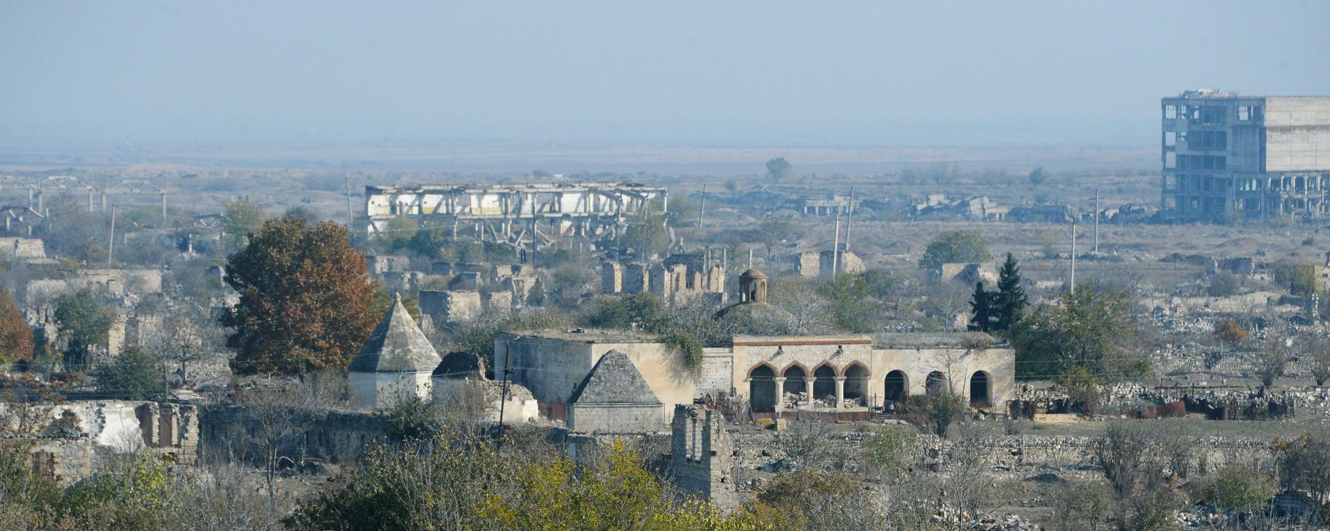 Dağıdılmış Ağdam şəhərinə mənzərə - Sputnik Азербайджан, 1920, 28.11.2020