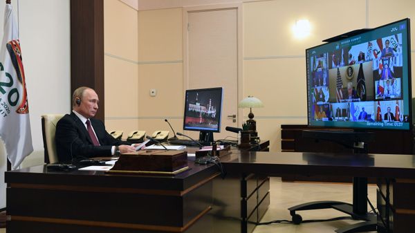 Президент РФ Владимир Путин принимает участие в работе саммита Группы двадцати в режиме видеоконференции - Sputnik Азербайджан