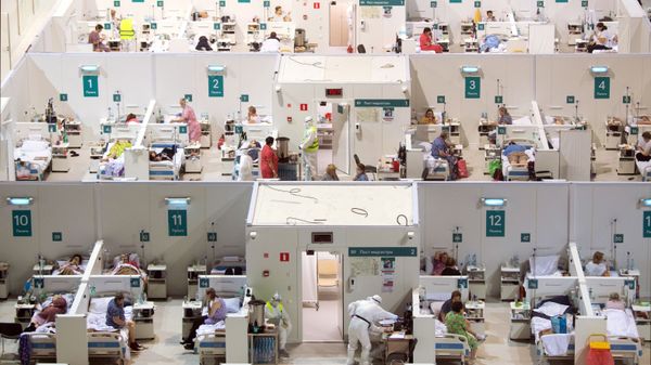 Временный госпиталь для пациентов с COVID-19, развернутый в ледовом дворце Крылатское - Sputnik Азербайджан