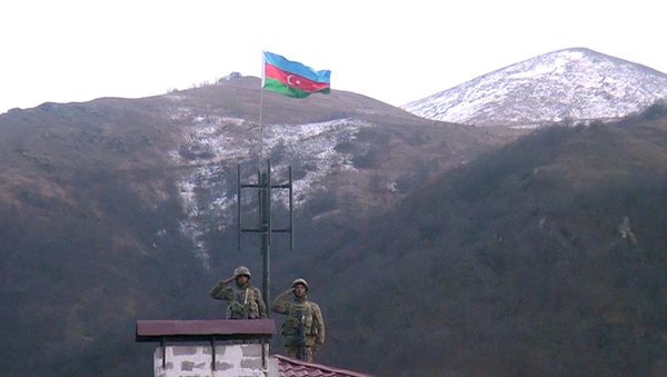 В освобожденном Кельбаджаре поднят флаг Азербайджана - видео Минобороны - Sputnik Азербайджан