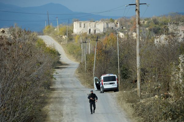 Füzulidə yolda Azərbaycan polisi - Sputnik Азербайджан