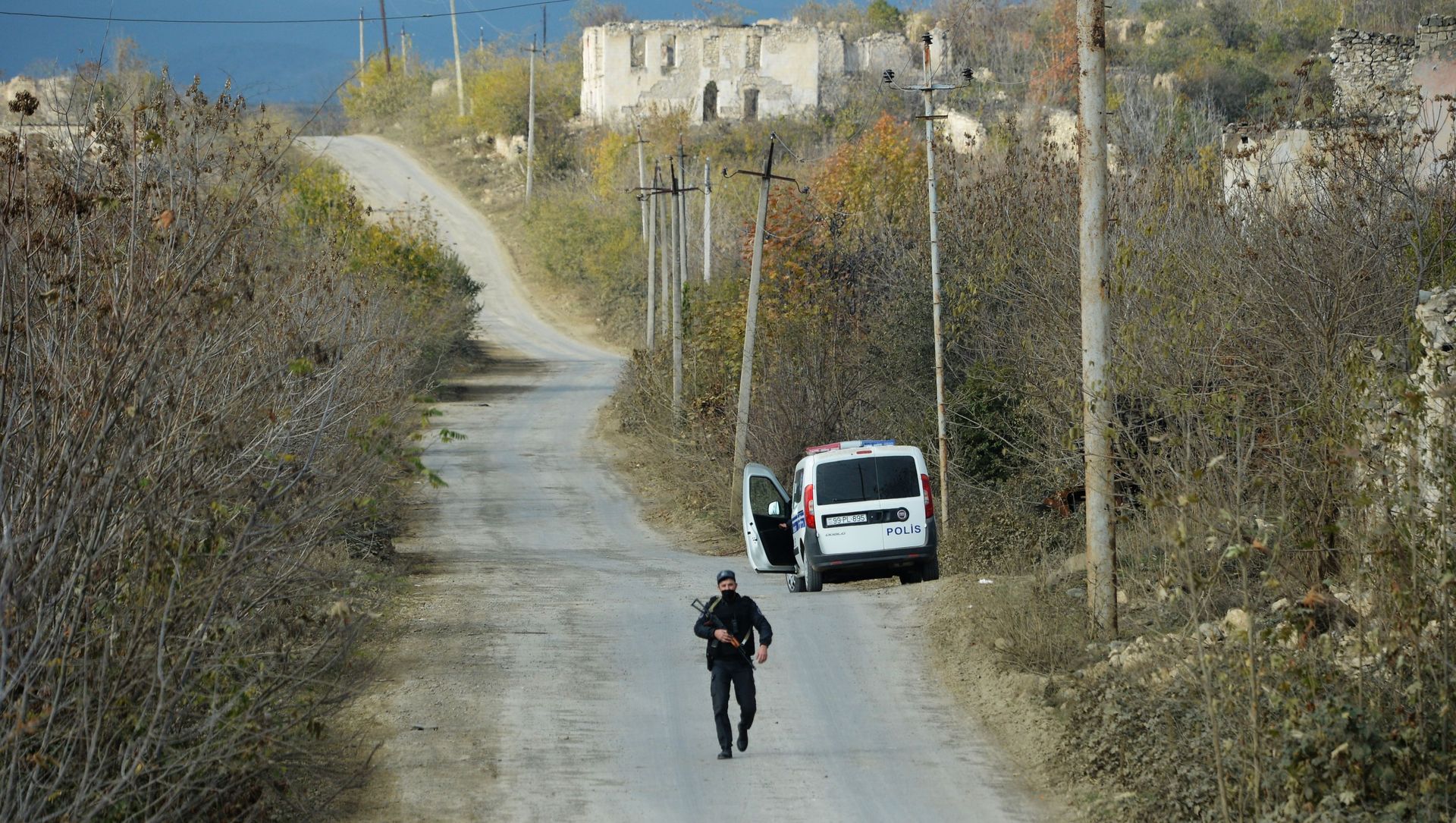 Füzulidə yolda Azərbaycan polisi Füzulidə yolda Azərbaycan polisi - Sputnik Азербайджан, 1920, 05.04.2021