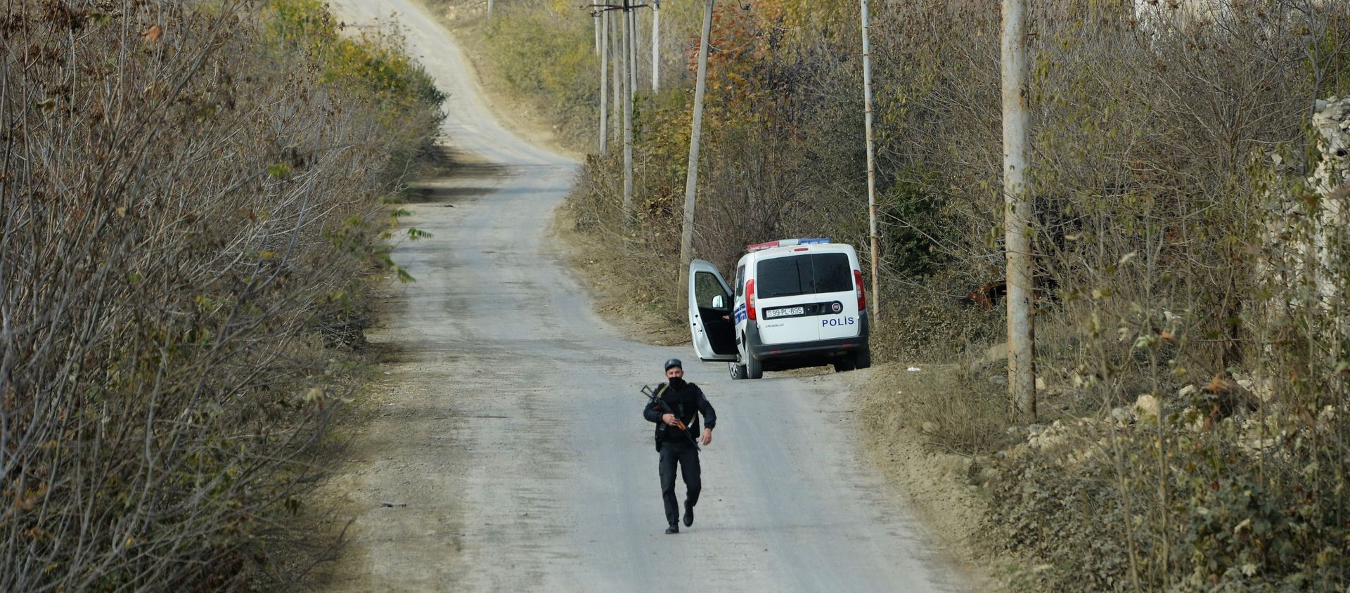 Füzulidə yolda Azərbaycan polisi - Sputnik Азербайджан, 1920, 05.04.2021