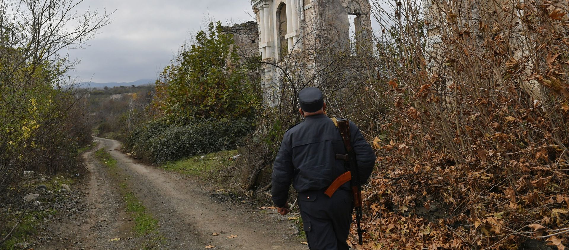 Azərbaycan polisi əvvəllər Araz qəzetinin redaksiyası olan dağılmış binanın yanında Azərbaycan polisi əvvəllər Araz qəzetinin redaksiyası olan dağılmış binanın yanında - Sputnik Азербайджан, 1920, 18.03.2021