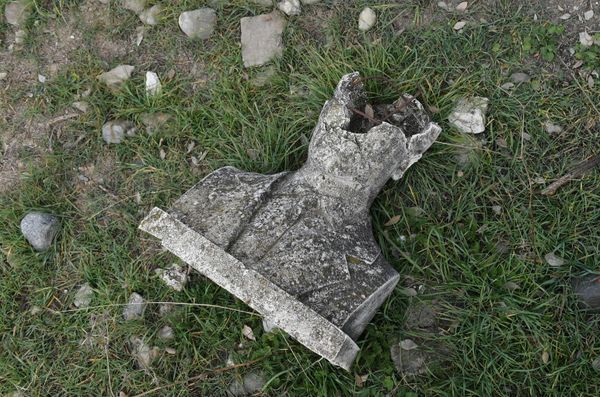 Füzulidə muğam ifaçısı Ağabala Abdullayevin sınıdırılmış büstü - Sputnik Азербайджан