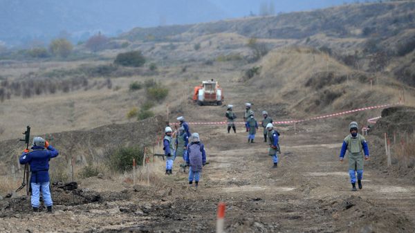 Сотрудники Национального агентства по разминированию территорий Азербайджана (ANAMA) во время разминирования участка дороги Тертер-Суговушан. - Sputnik Азербайджан