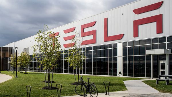 Tesla на историческом максимуме - Sputnik Азербайджан