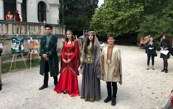 Коллекция Карабах дизайнера Гюльнары Халиловой была представлена в старинном дворце Софии - Sputnik Азербайджан