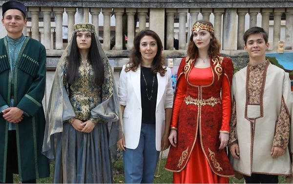  Коллекция Карабах дизайнера Гюльнары Халиловой была представлена в старинном дворце Софии - Sputnik Азербайджан