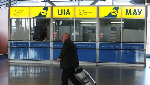 Информационно-сервисный центр авиакомпании Международные авиалинии Украины в международном аэропорту Борисполь в Киеве - Sputnik Азербайджан