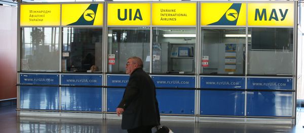 Информационно-сервисный центр авиакомпании Международные авиалинии Украины в международном аэропорту Борисполь в Киеве - Sputnik Азербайджан