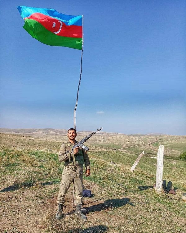 Прославившийся на всю страну поющий солдат: пел, даже когда над головой свистели пули - Sputnik Азербайджан