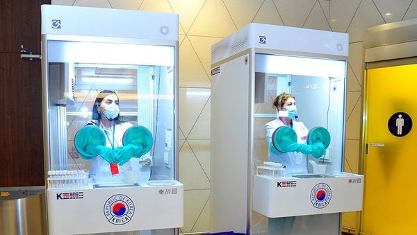 Корейские боксы для взятия проб на COVID-19 в бакинском аэропорту - Sputnik Азербайджан