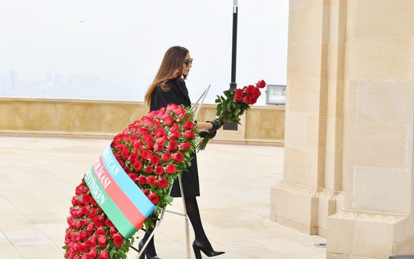 Президент Ильхам Алиев и Первая леди Мехрибан Алиева почтили память шехидов - Sputnik Азербайджан