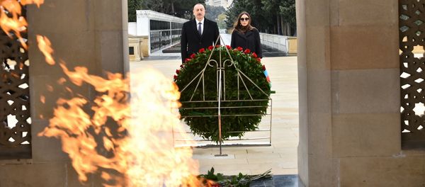 İlham Əliyev və birinci xanım Mehriban Əliyeva şəhidlərimizin xatirəsini yad ediblər - Sputnik Азербайджан