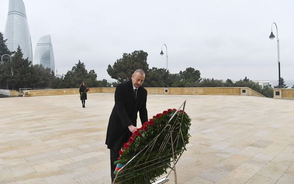 Президент Ильхам Алиев и Первая леди Мехрибан Алиева почтили память шехидов - Sputnik Азербайджан