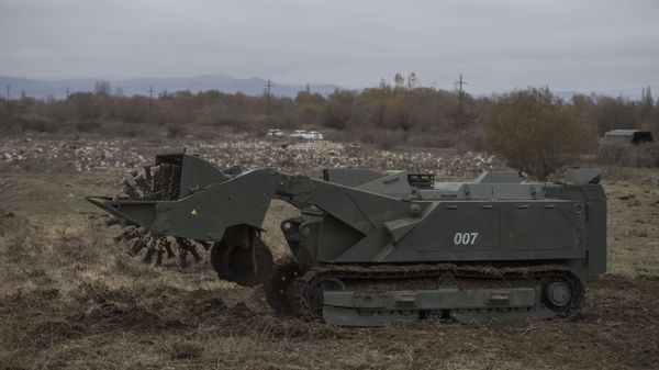Многофункциональный робототехнический комплекс разминирования Уран-6 во время работ по разминированию местности вблизи населенного пункта Ходжалы - Sputnik Азербайджан