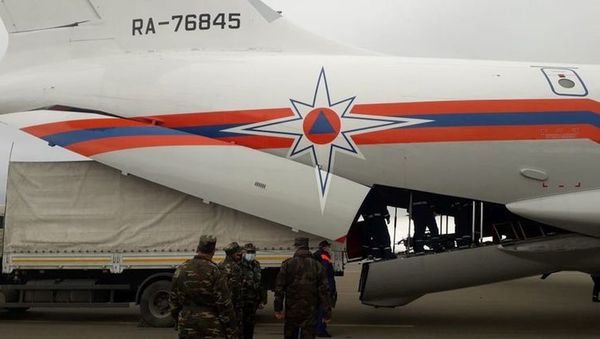 Гуманитарный груз, направленный из России в Ханкенди, доставлен в Гянджу  - Sputnik Азербайджан